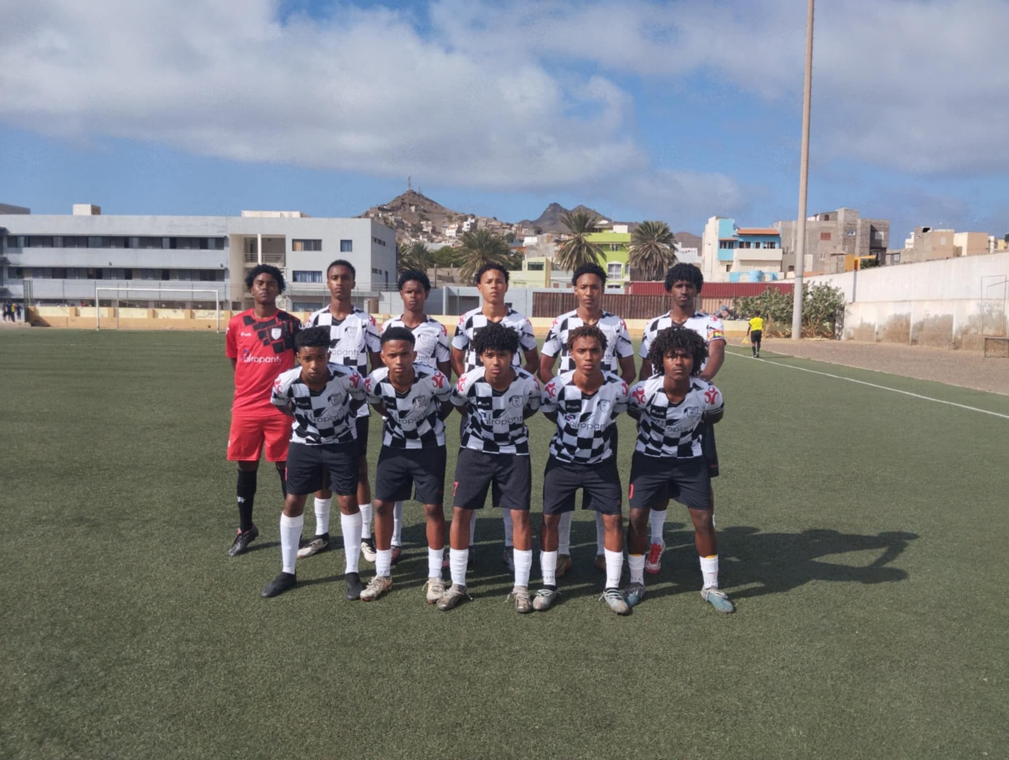 Campeonato Nacional de Futebol Sub/17: Campo do Centro de Estágio da FCF em Mindelo acolhe hoje os jogos das meias finais 