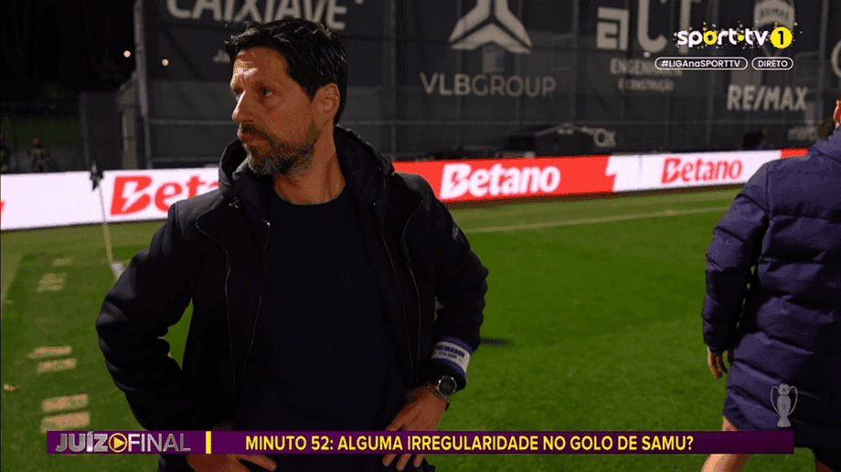 Famalicao – Porto 1-1  Vítor Bruno dá murro na mesa após contestação: «Foi a primeira e última vez que faço isto...»