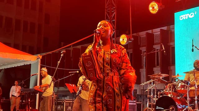 Cantora da Guiné Bissau Karina Gomes actua no palco do AME 2005 e mostra-se satisfeita com vibração do público