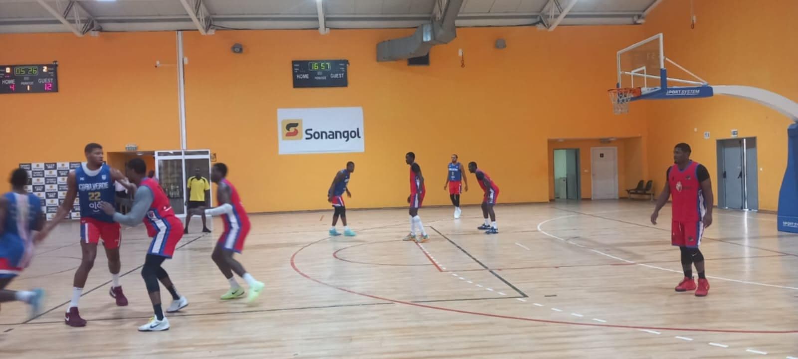 Seleção Nacional de Basquetebol masculina   fez mais um jogo treino em Luanda e venceu um Misto local