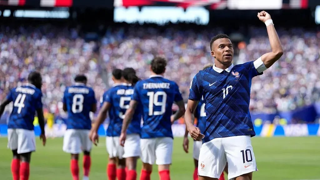 Mbappé histórico: passa Messi e Fontaine e torna-se o melhor marcador de França