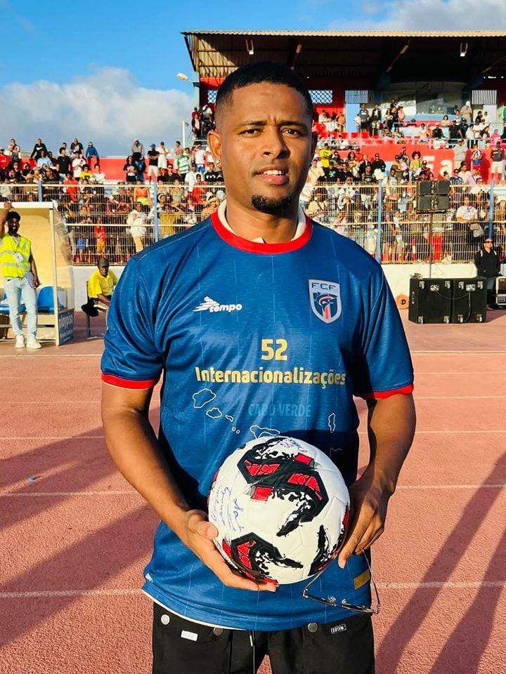 Fderaçao Cabo-verdiana de Futebol  homenageia Heldon Ramos -Nhuc