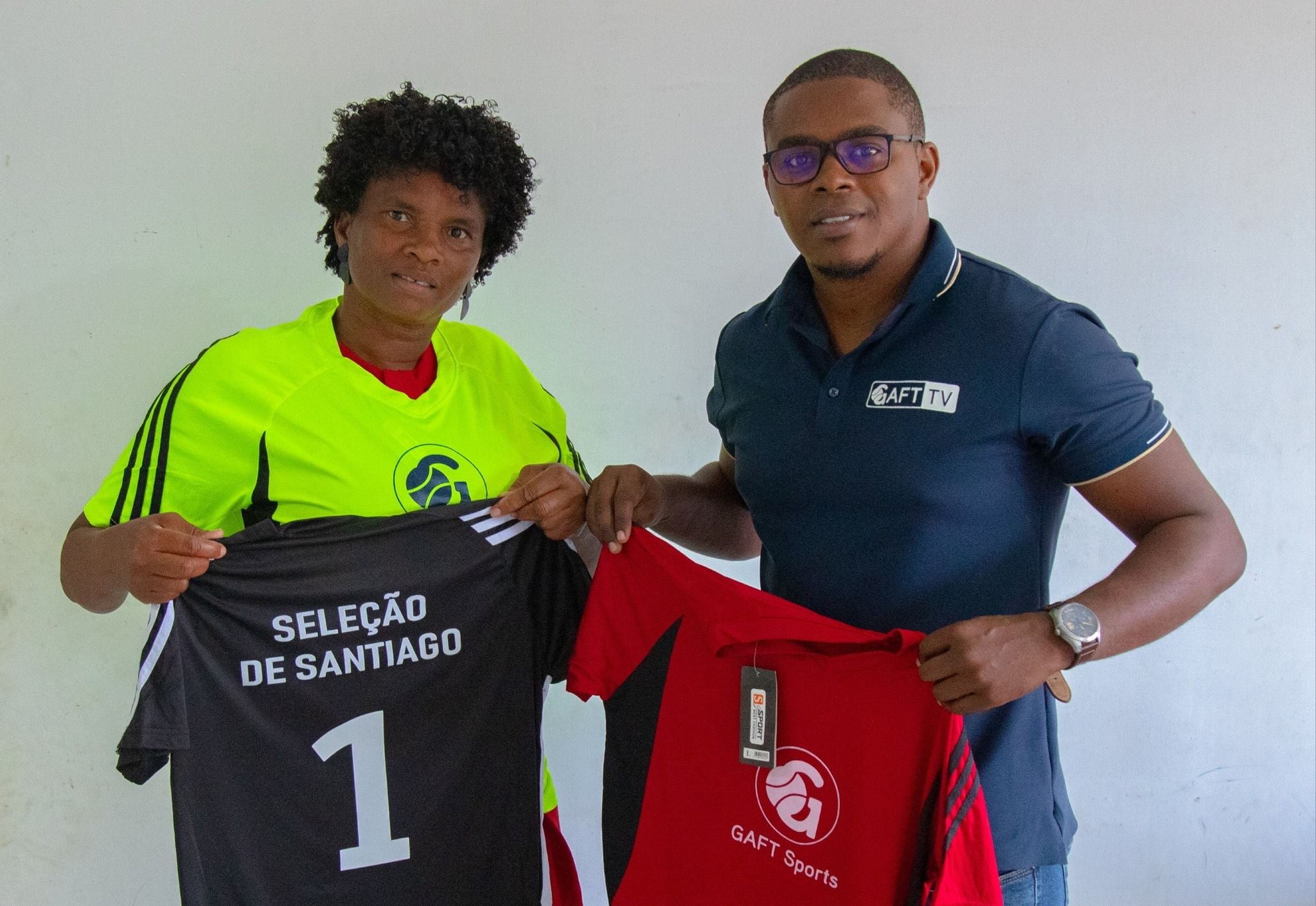 Seleção de Futebol de Santiago que vai ao Sal para Torneio de Futsal, recebe apoio em equipamentos desportivos da GAFT Sports.