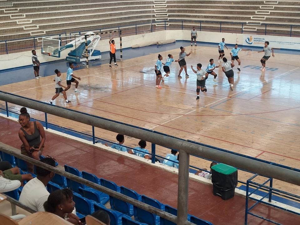 Campeonato de Andebol da Praia: Info perde frente ao Seven em feminino e Paiol vence Info em masculino
