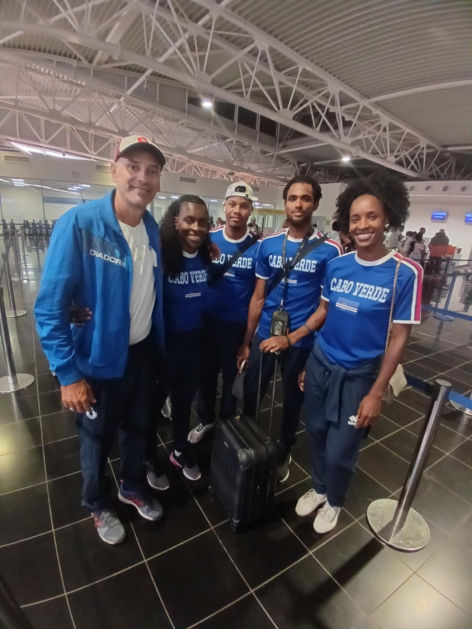 Duplas masculina e feminina de volei de praia, já se encontram em Portugal para torneio de língua portuguesa.