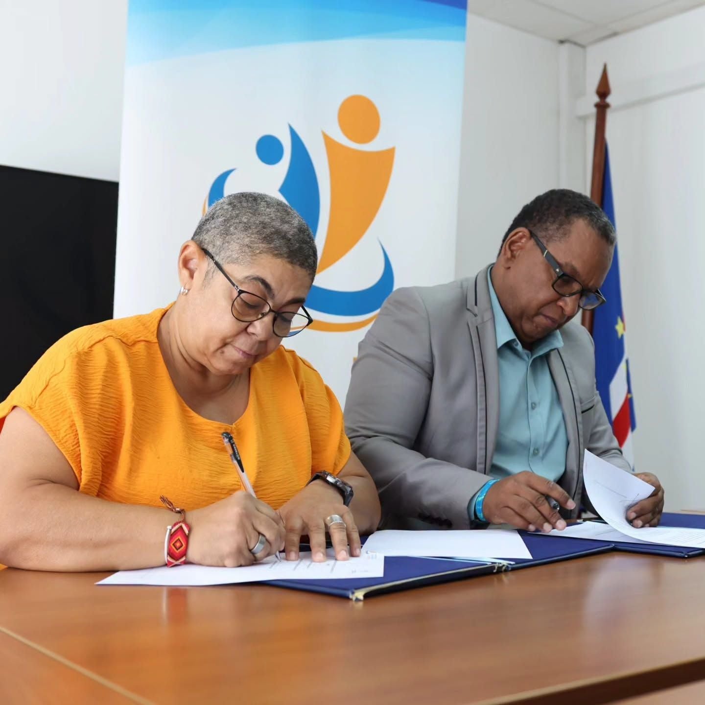  𝗜𝗻𝘀𝘁𝗶𝘁𝘂𝘁𝗼 𝗱𝗼 𝗗𝗲𝘀𝗽𝗼𝗿𝘁𝗼 𝗲 𝗱𝗮 𝗝𝘂𝘃𝗲𝗻𝘁𝘂𝗱𝗲 𝗲  𝗖𝗼𝗺𝗶𝘁𝗲́ 𝗢𝗹í𝗺𝗽𝗶𝗰𝗼 𝗖𝗮𝗯𝗼-𝘃𝗲𝗿𝗱𝗶𝗮𝗻𝗼 assinam contrato programa visando  os jogos olímpicos da Juventude