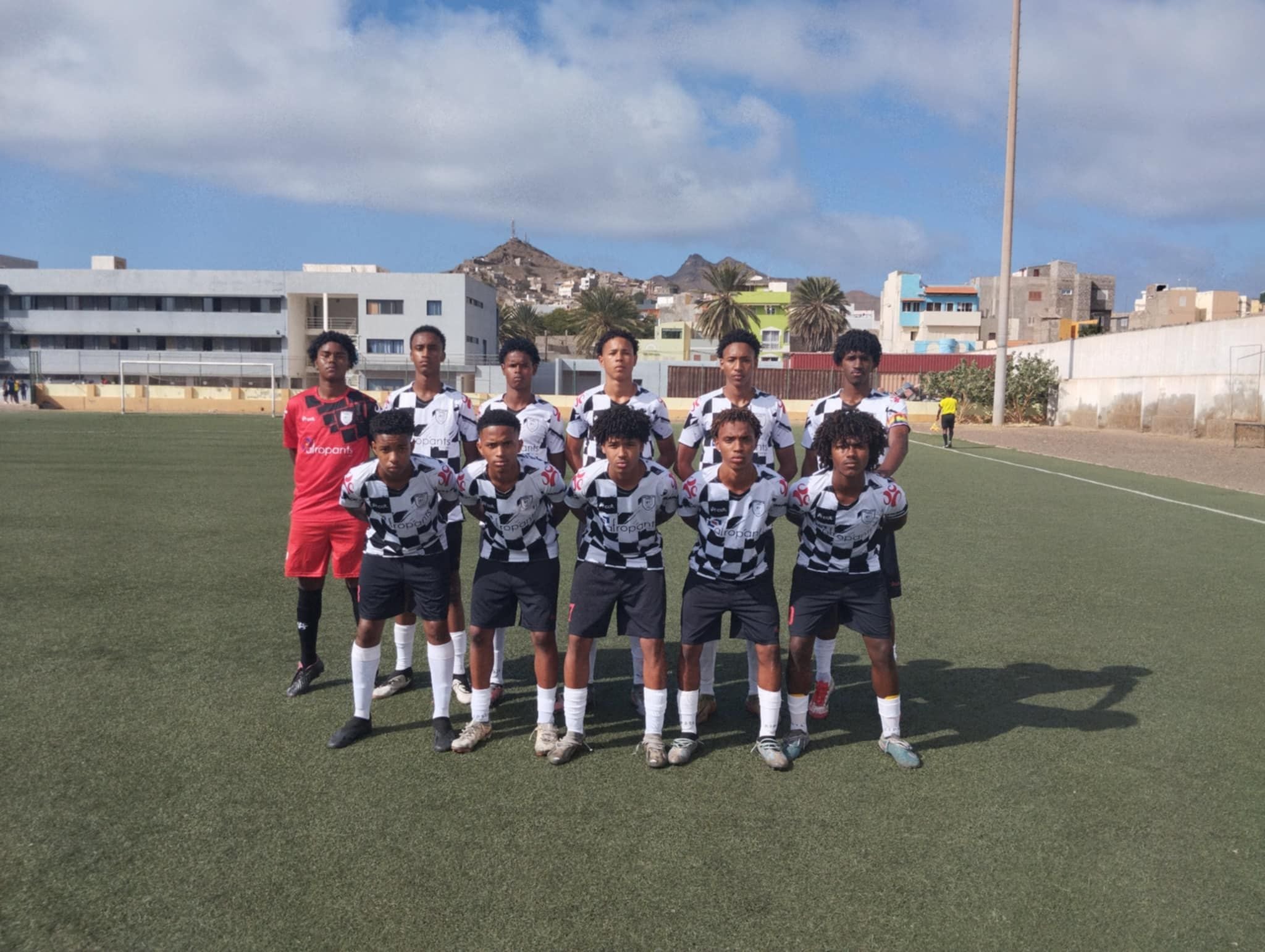Campeonato Nacional de Futebol Sub/17: Campo do Centro de Estágio da FCF em Mindelo acolhe hoje os jogos das meias finais 