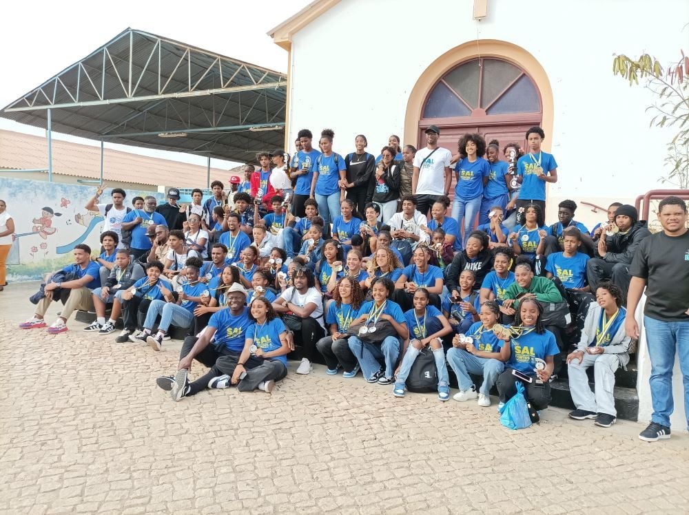 A Selecção do Sal, tri-campeã das Olímpiadas do Desporto Escolar, recebida em festa no regresso à casa