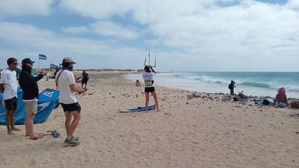 Mundial de Kite-surf continua em “stand by” com atletas à espera das ondas