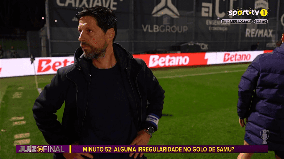 Famalicao – Porto 1-1  Vítor Bruno dá murro na mesa após contestação: «Foi a primeira e última vez que faço isto...»