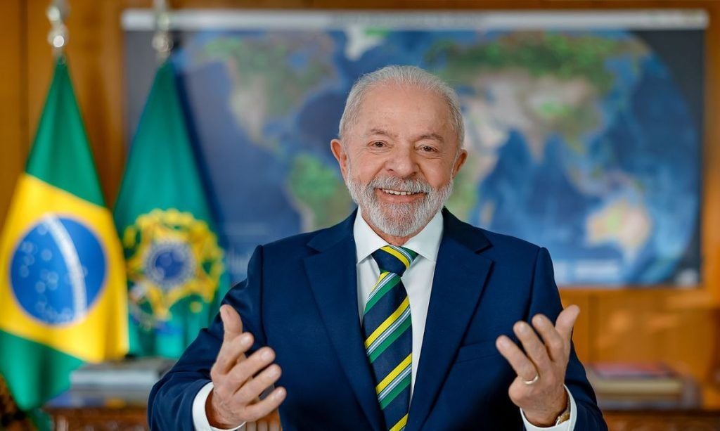 Lula da Silva é declarado vencedor das eleições brasileiras, enquanto Flávio Bolsonaro rejeita os resultados.