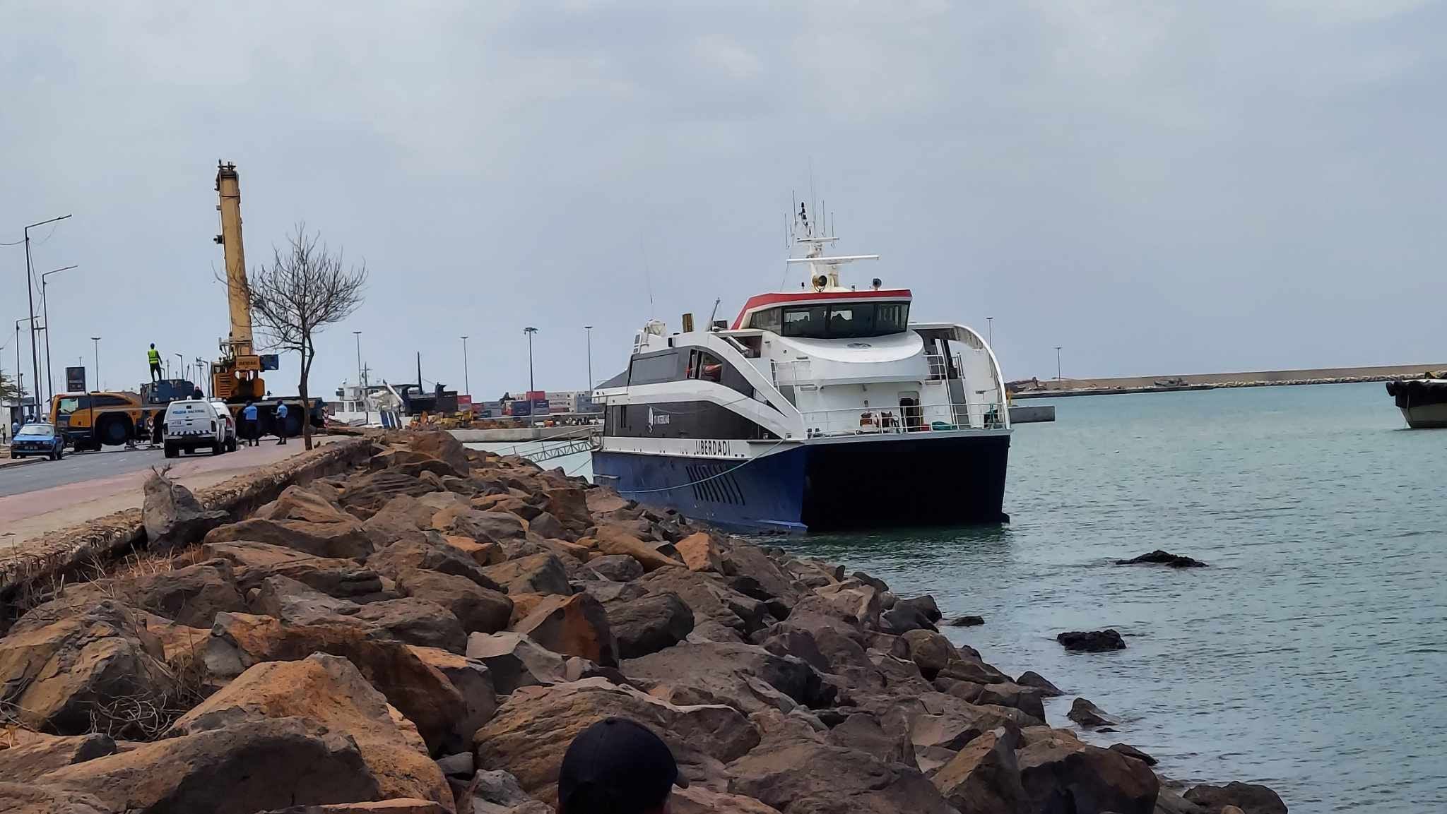 Návio de passageiros e carga Liberdade encalhado junto da praia negra na cidade da Praia