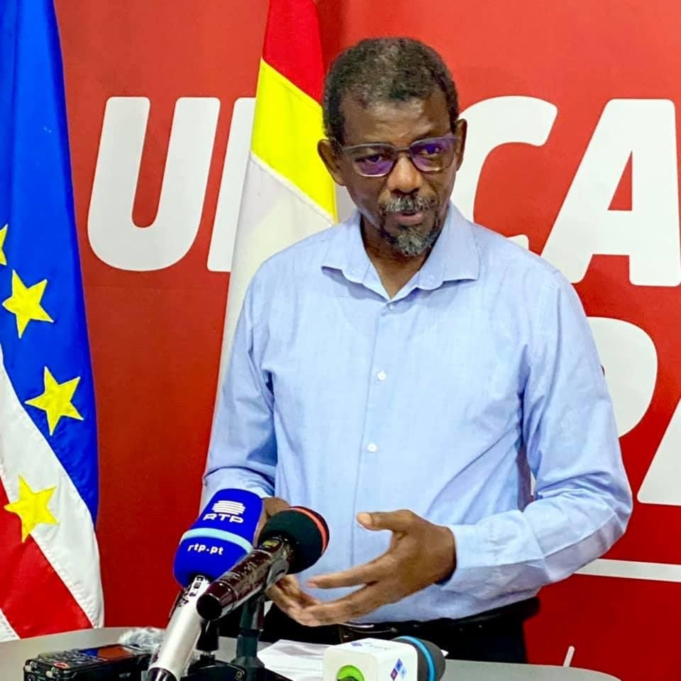  Presidente do principal partido da oposição  anuncia saída da liderança 