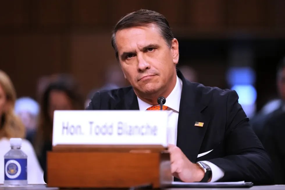 Blanche revoga fundo para aliados de Trump após senadores republicanos ameaçarem bloquear sua candidatura a procurador-geral.