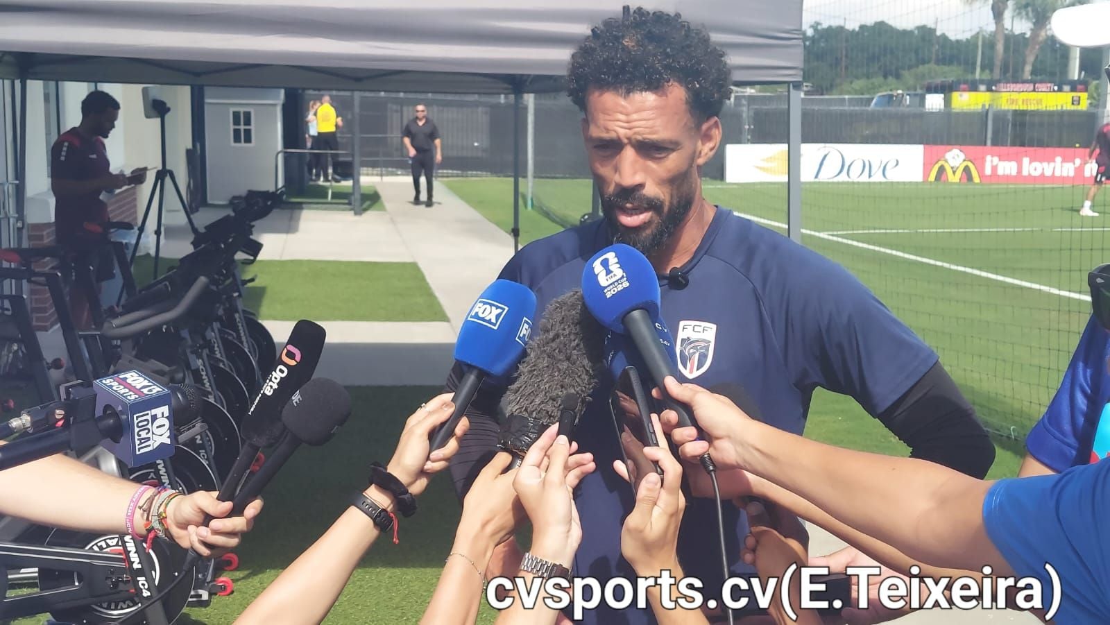 Guarda Redes Vozinha diz-se satisfeito com os elogios, mas afirma que está com a cabeça focada no Mundial