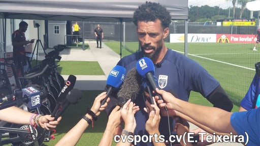 Guarda Redes Vozinha diz-se satisfeito com os elogios, mas afirma que está com a cabeça focada no Mundial