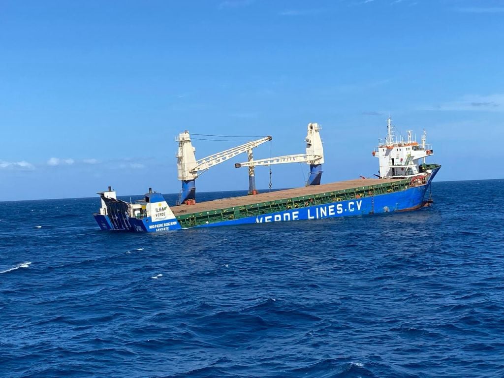 Navio Nhô Padre Benjamim em situação crítica ao largo da Preguiça