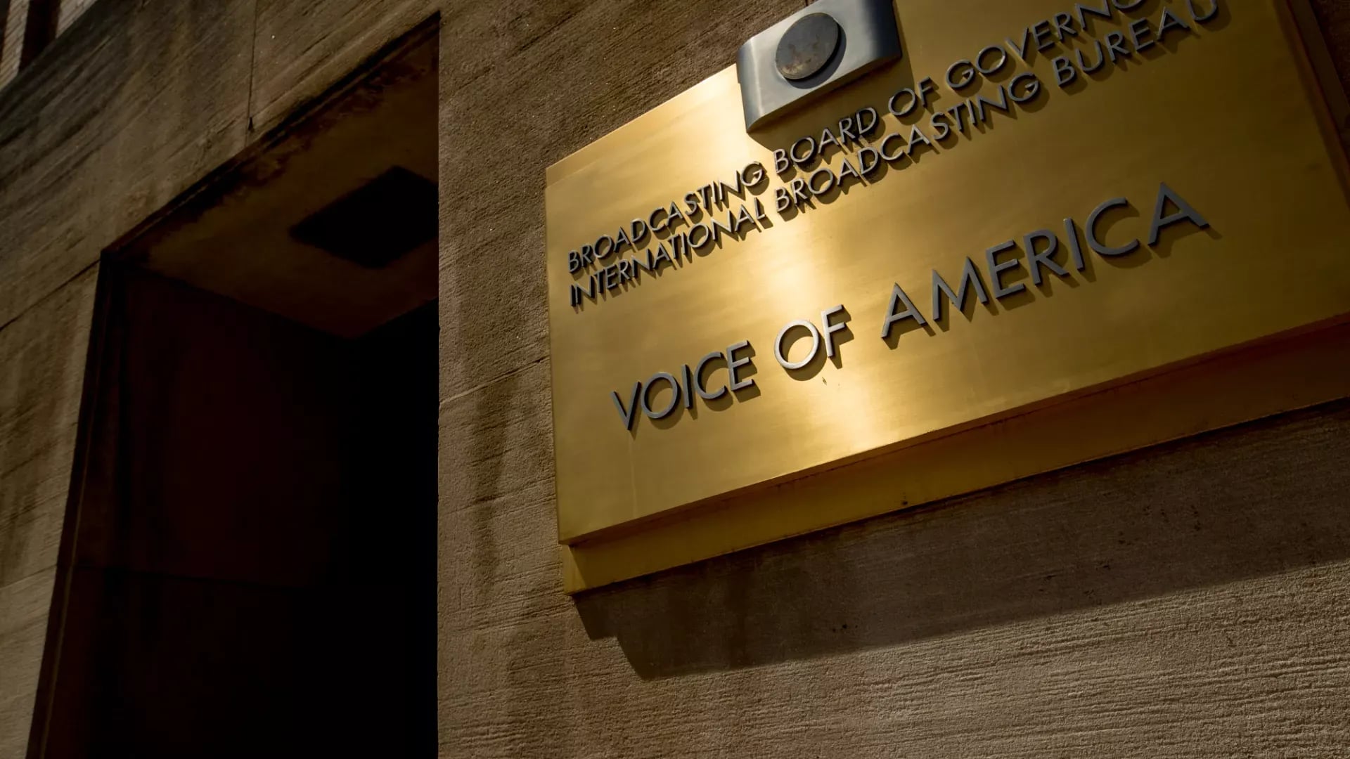Trump "cala" Voz da América e ameaça Rádio Europa Livre/Rádio Liberdade