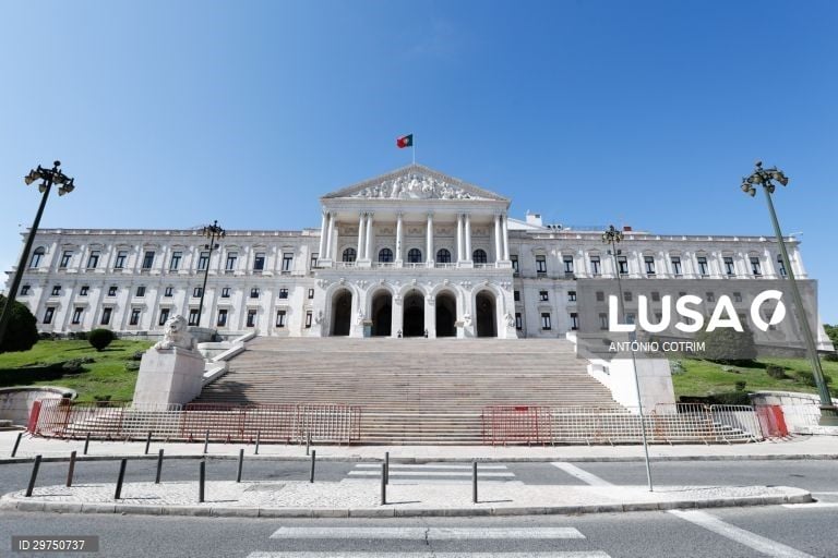 Parlamento vota hoje moção de confiança que deve ditar demissão do executivo