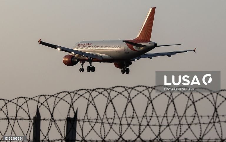Avião despenha-se no oeste da Índia