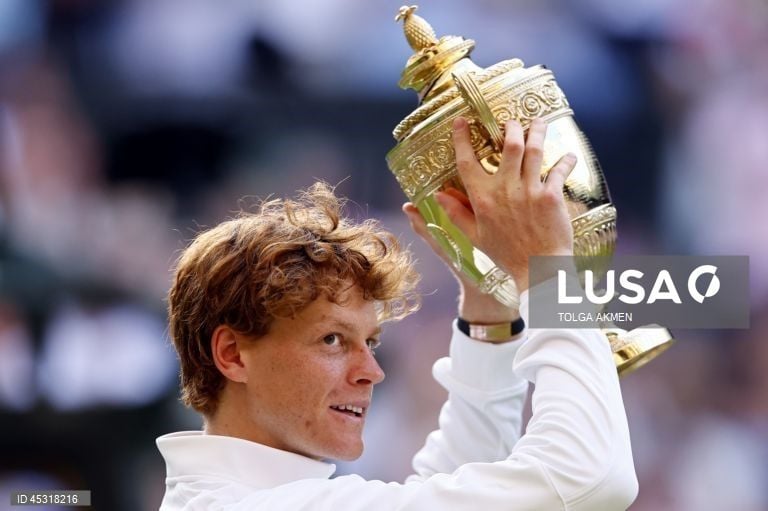 Sinner bate Alcaraz e conquista torneio de Wimbledon pela primeira vez