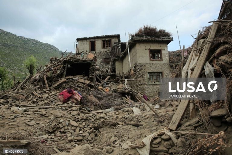 Sobe para 1.124 número de mortos causados por sismo no Afeganistão