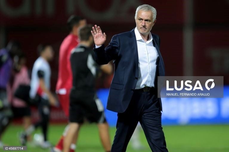 Mourinho nega ter sido contactado pelo Benfica antes da saída de Bruno Lage