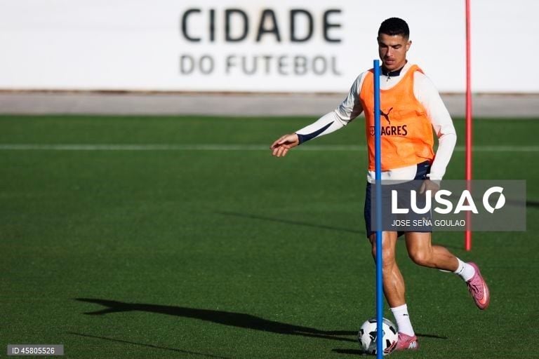 Cristiano Ronaldo é o primeiro futebolista multimilionário