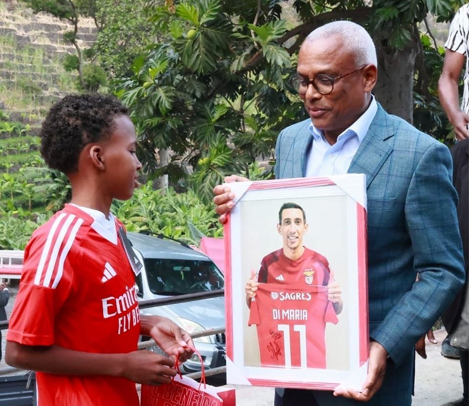 Christian Gomes (Santo Antão) recebe camisola oficial outorgada por Di María das mãos do Presidente da República