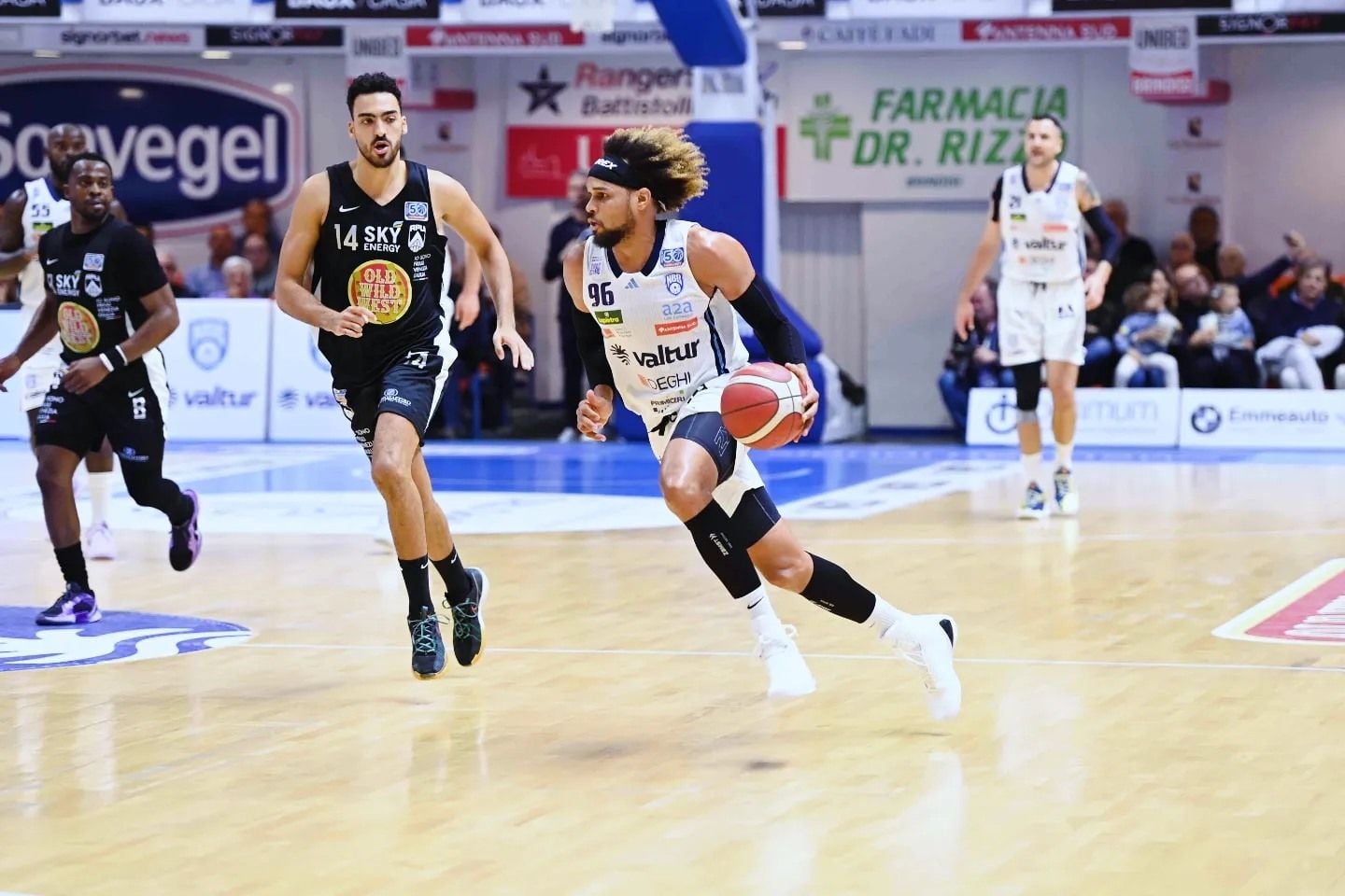 Ivan Almeida destaca-se na vitória do Valtur Brindisi na Serie II da Itália