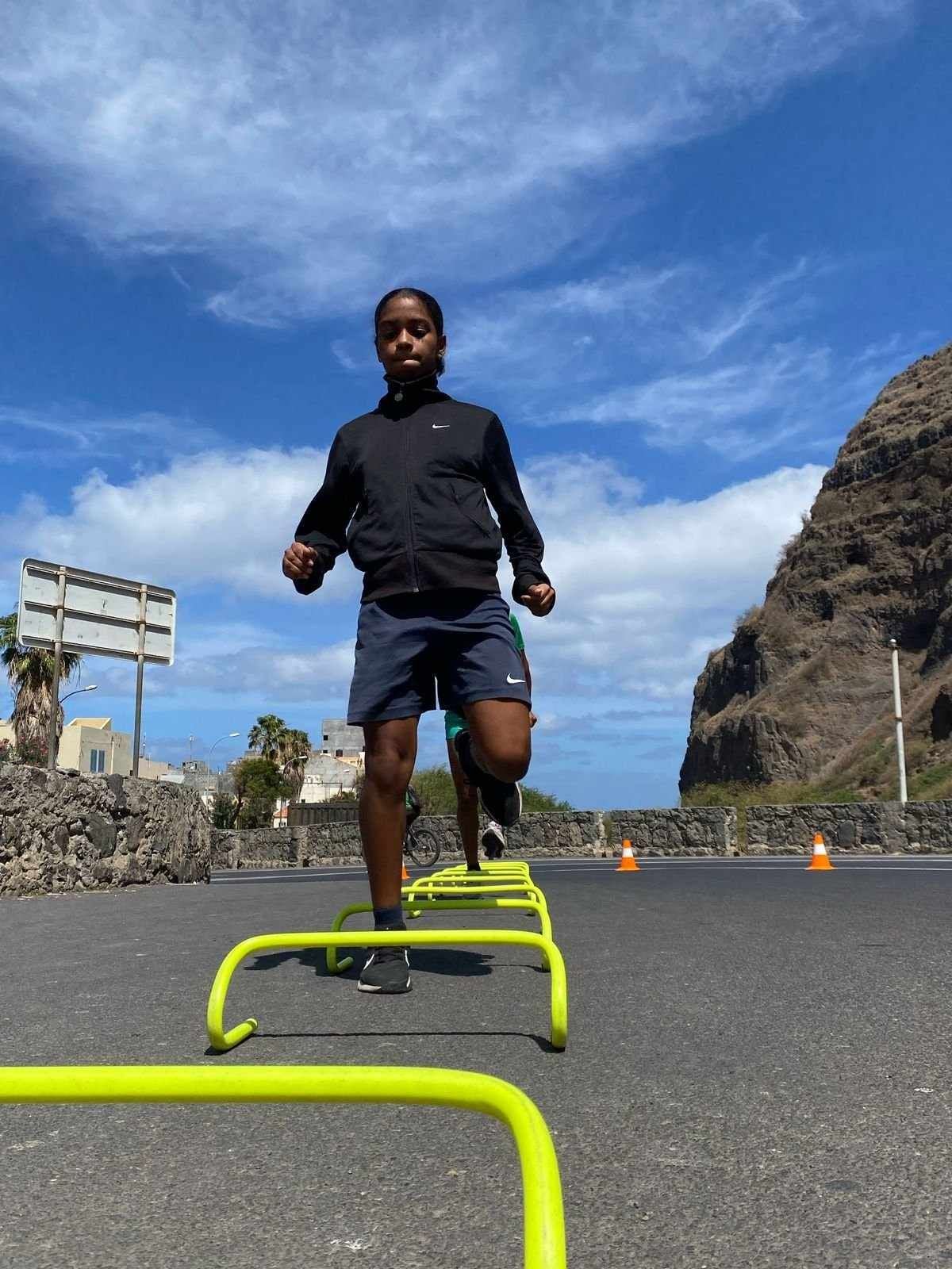 Praticantes de Atletismo da Ribeira de Santo Antao pedem infra-estruturas condignas, a Câmara promete criar condições no estádio João Serra para a modalidade.