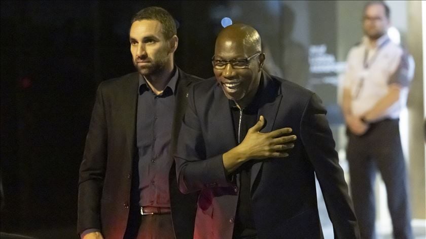 Domingos Simões Pereira chega a Lisboa mas promete voltar à Guiné-Bissau para continuar "combate"