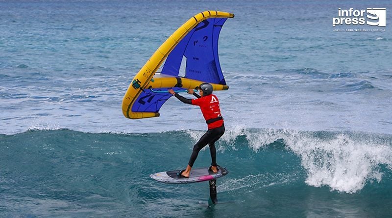 Moona White, campeã do Mundo, é uma das semifinalista do wing-foil de Ponta Preta